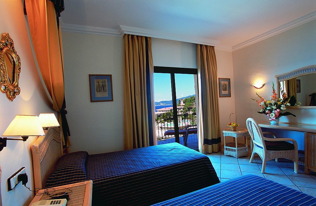 Eden Roc & By Brava Hotel